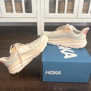 Hoka Clifton 9 - Size 8B Wide - Color Vanilla/Astral